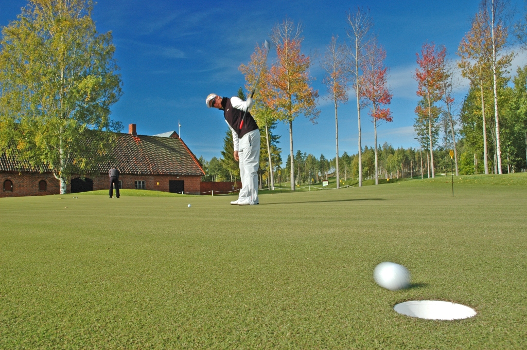 Golfer Mikko Ilonen holes out at Linna Golf